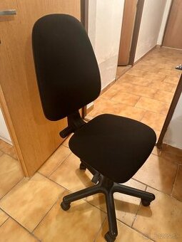Predám kancelársku stoličku čierna na kolieskach