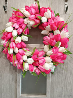 Veniec na dvere ružové tulipány