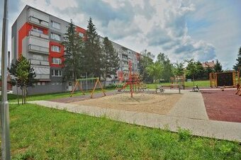 Na predaj priestranný 3-izbový byt s balkónom v centre