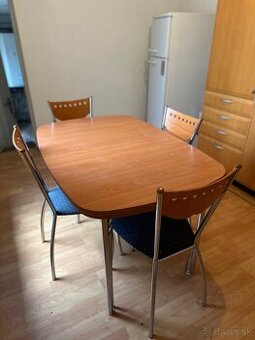 Jedálenský set – stôl + 4 stoličky – 120 €