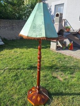 Stojaca retro lampa