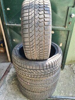 225/40 R18 92V