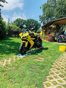 Yamaha r1 rn12