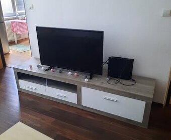 Skrinka pod TV