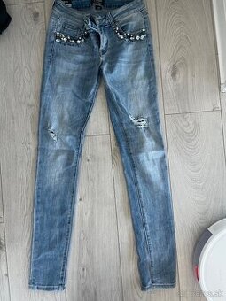 Nove rifle Guess