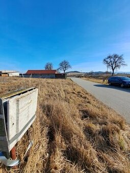 NA PREDAJ Slnečný pozemok na výstavbu rodinného domu v obci