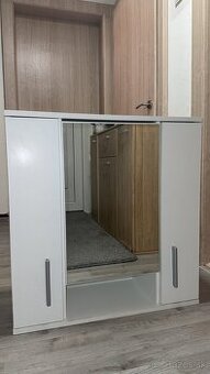 Kupeľňová skrinka so zrkadlom