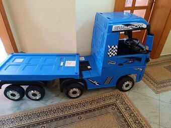 Kamión modrý s prívesom