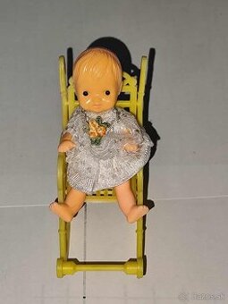 retro bábika v hojdacom kresielku