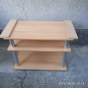 Predám stolík za 10€.a dve skrinky i konferenčné stolíky