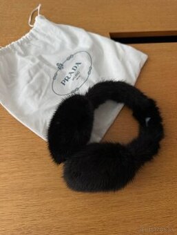 PRADA CHRANICE KLAPKY NA USI