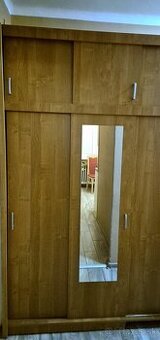 Šatníková skriňa, mikrovlná rúra