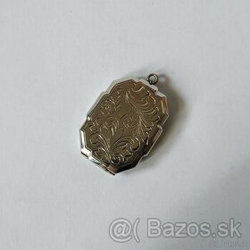 Starý strieborný prívesok s gravírovaním