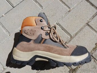 turistické topánky č. 38-39, s úpravou Drytex