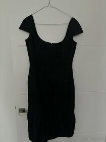 Krásne čierne šaty s odhalenými ramenami - 1