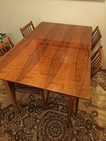 Elegantný drevený rozťahovací stôl