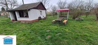 Na predaj výborná záhrada 1640 m2 s domom - chatkou - Pačéro