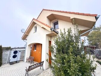 4 IZBOVÝ RODINNÝ DOM S BAZÉNOM, POZEMOK 783M2, RECA, okr. SE