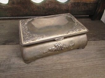 Stará kovová šperkovnica