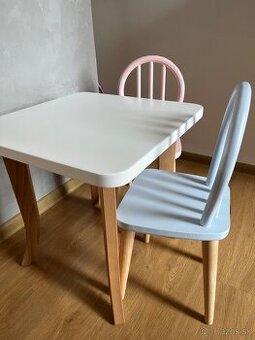 Drevený stôl a stoličky