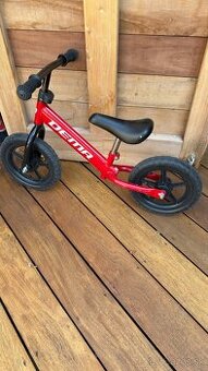 Červené Odrážadlo Dema