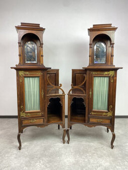 Párové secesné skrinky na prehnutých nôžkach