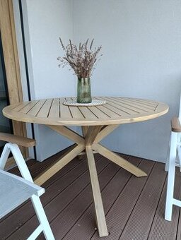 Drevený okrúhly záhradný stôl