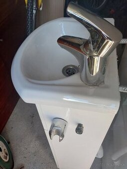 Umyvadlo, umyvadlová skrinka, vodovodná batéria