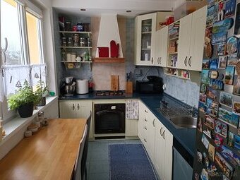 Kuchynská linka s elektrickou rúrou a plynovým sporákom