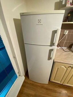 Predám chladničku s mrazničkou Electrolux