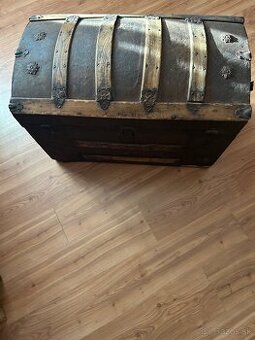 Starožitný lodný kufor