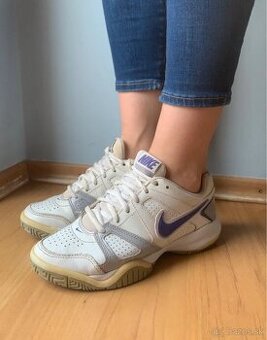 Biele Nike tenisky na šport