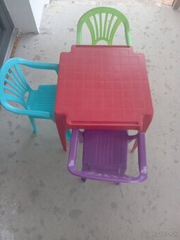 Detský plastový stôl a stoličky