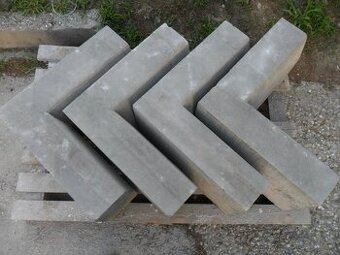 Cestný rohový obrubník