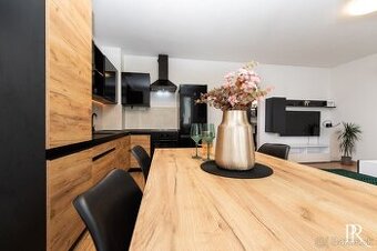 Priestranný 2izb. byt s lodžiou a parkovaním v garáži