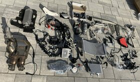 Yamaha YZF-R1 2021 - diely z úplne novej motorky 0km