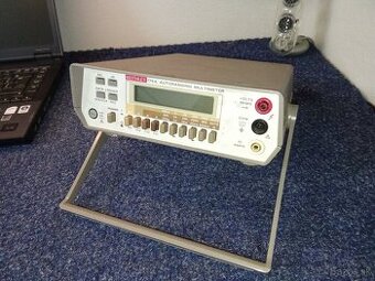 Digitalny stolny multimeter