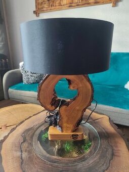 Stolová lampa z čerešňového dreva a dubového podstavca
