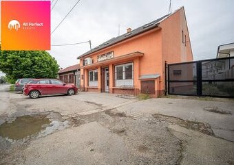 Polyfunkčný dom s obchodom a bytom na predaj