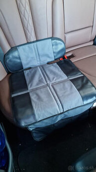 Chránič autosedadla pod autosedačkou/podsedákom