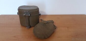 Ešus vojakov a poľná fľaša armády ZSSR.