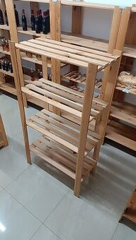 samostaný drevený regál