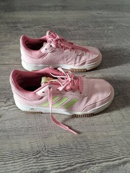 Dievčenské halové tenisky.