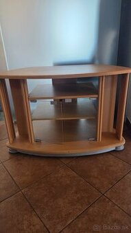 Stolík pod televizor