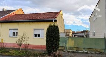 Prízemný RD s prístavbou v top lokalite, ideálny na bungalov