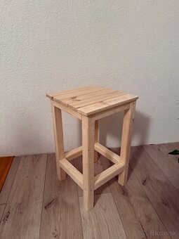Drevený stolčeky