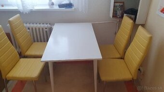 Kuchynský stôl a 4 stoličky