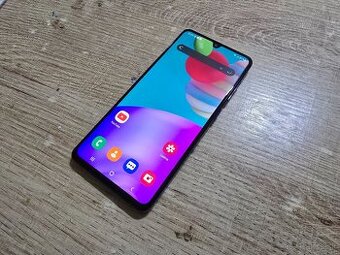 Samsung A41 v super stave ma len velmi jemne znamky pouzivan
