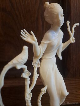 Čínska vintage soška umelá hmota