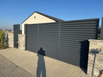 Posuvna kolajnicova brana s brankou